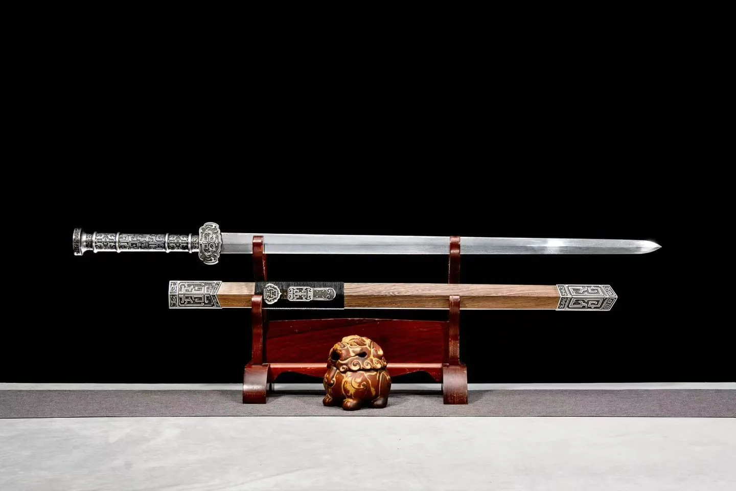 Thái Huyền Trấn Kiếm - Thép Hoa Văn